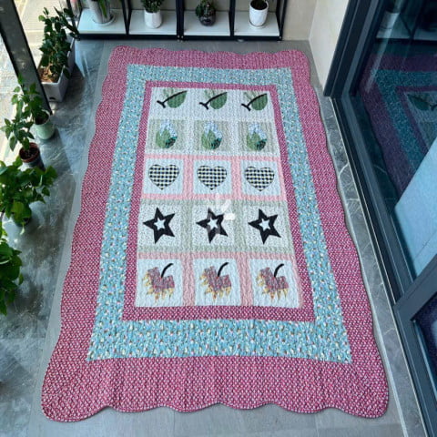 Thảm lót sàn cotton kích thước 160x210cm, mặt sau có hạt chống trượt, có thể giặt tay hoặc giặt máy